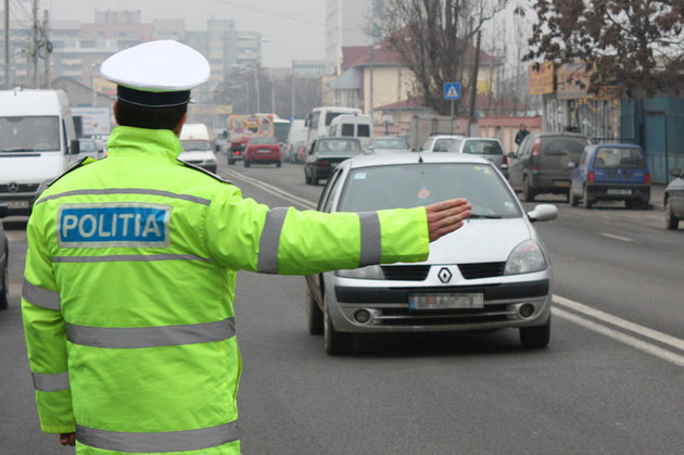 Poliţiştii rutieri în acţiune, pentru conştientizarea tuturor participanţilor la  trafic privind importanţa respectării legislaţiei rutiere