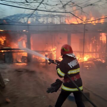 Incendiu izbucnit la o anexă gospodărească, în localitatea Dănceu