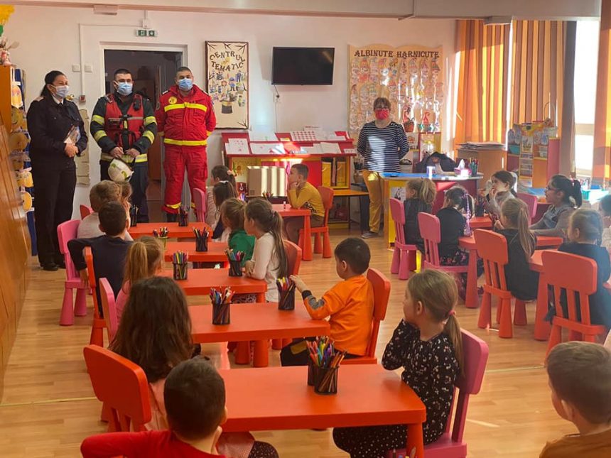 Pompierii mehedințeni alături de preșcolari