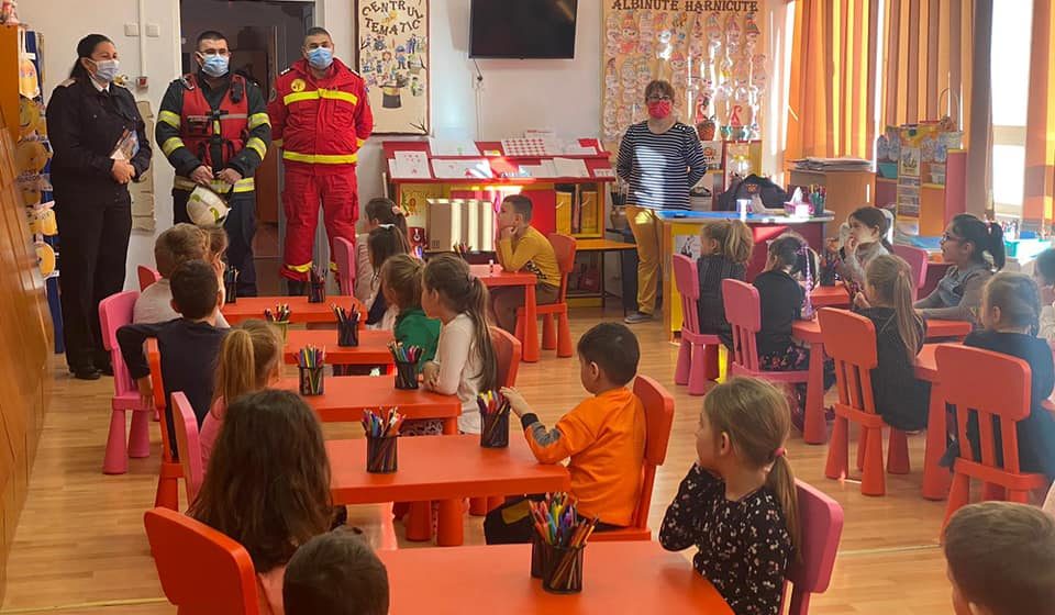 Pompierii mehedințeni alături de preșcolari
