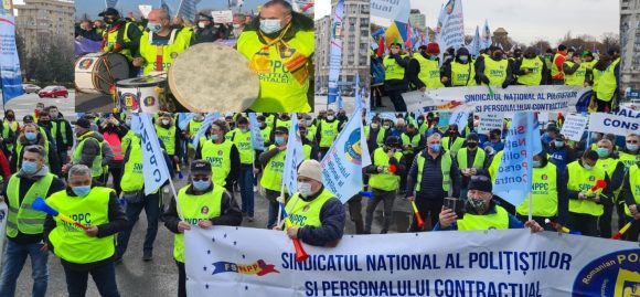 Penitenciarele se alătură protestului declanșat de polițiști în fața Ministerului Finanțelor. Angajații din poliție si din penitenciare acuză Guvernul că fură din buzunarele românilor.