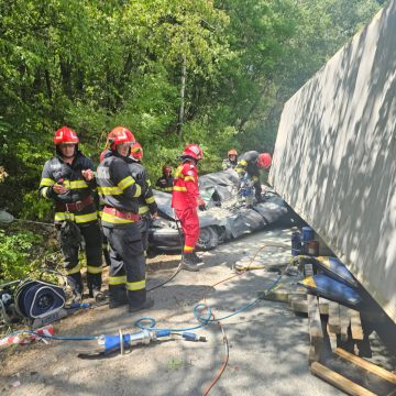 Accident mortal pe raza localitatii Floresti, Mehedinti. Un container a cazut peste un autoturism