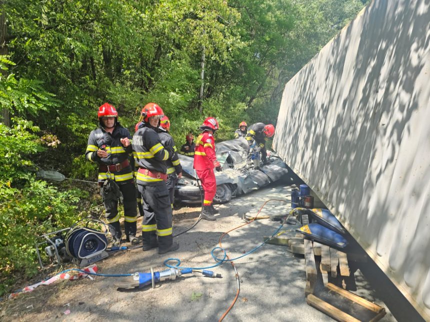 Accident mortal pe raza localitatii Floresti, Mehedinti. Un container a cazut peste un autoturism