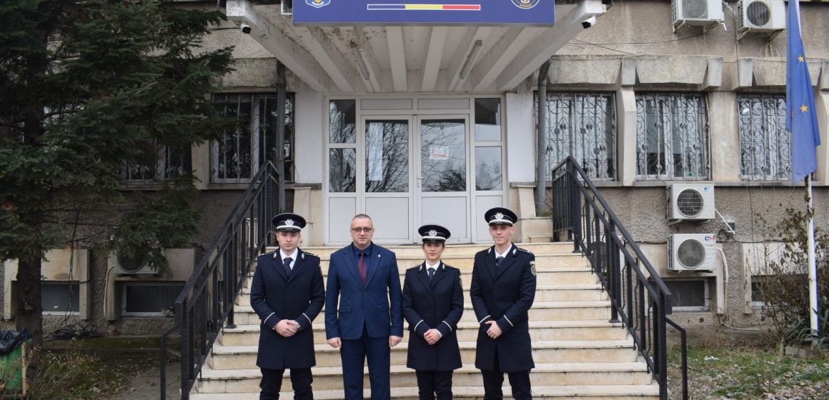 Șefa de promoție și alți doi absolvenți ai Școlii de Agenți de Poliție „Vasile Lascăr” Câmpina au ales să își înceapă cariera în județul Mehedinți Șefa de promoție și alți doi absolvenți ai Școlii de Agenți de Poliție „Vasile Lascăr” Câmpina au ales să își înceapă cariera în județul Mehedinți
