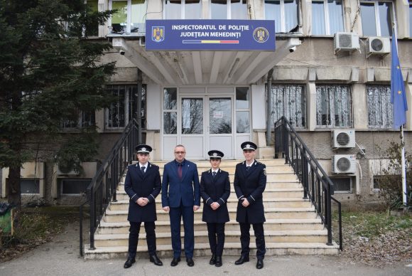 Șefa de promoție și alți doi absolvenți ai Școlii de Agenți de Poliție „Vasile Lascăr” Câmpina au ales să își înceapă cariera în județul Mehedinți Șefa de promoție și alți doi absolvenți ai Școlii de Agenți de Poliție „Vasile Lascăr” Câmpina au ales să își înceapă cariera în județul Mehedinți